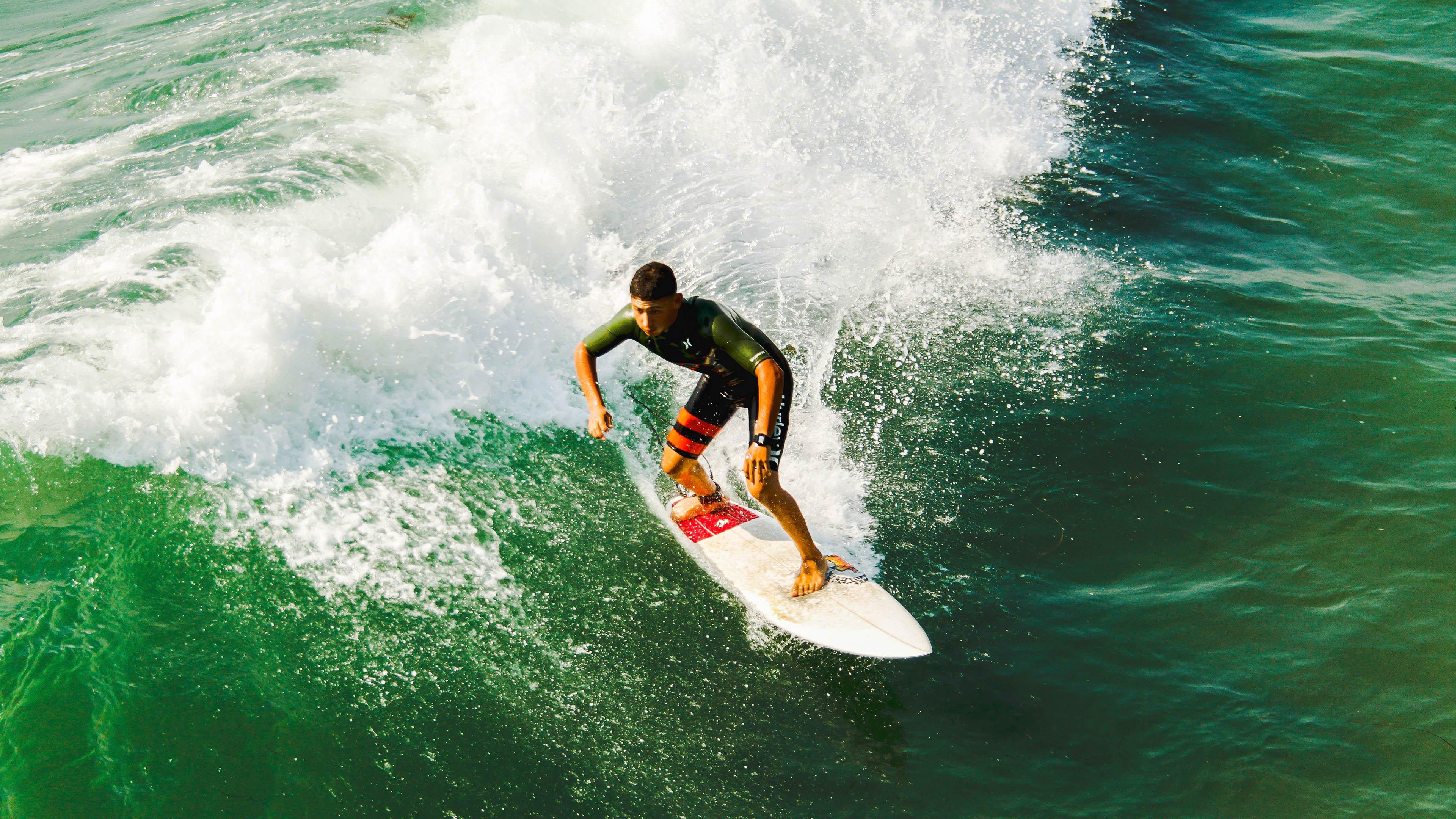 NBA季后赛激战正酣，勇士队逆转取胜，库里狂砍45分创纪录