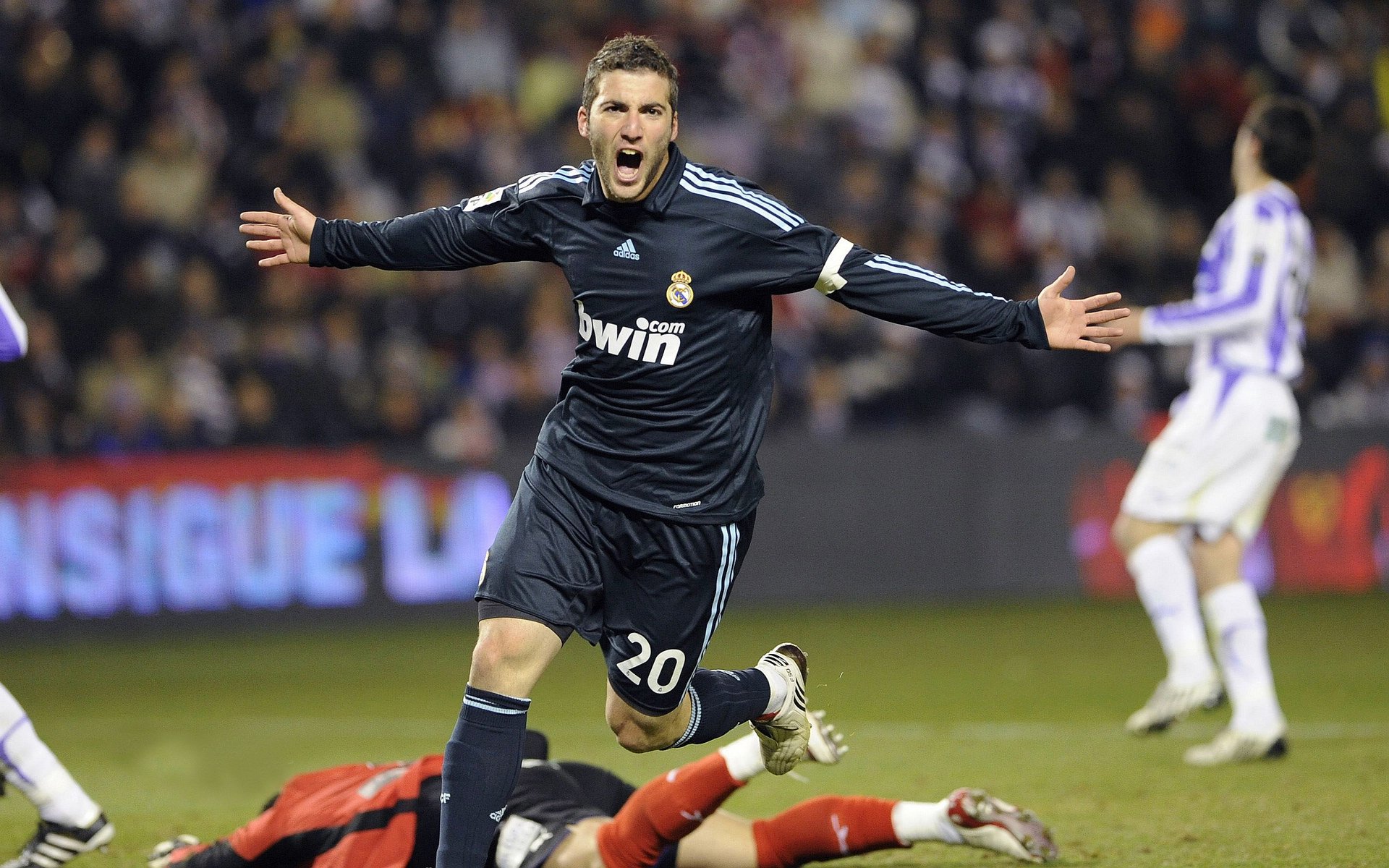 纳达尔鏖战五盘险胜德约科维奇，第15次挺进法网四强